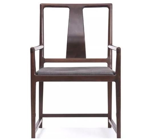 “老紅木”“大紅酸枝”。木材呈深紅色，大紅酸枝一般帶酸醋味