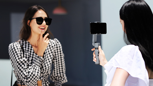 手機(jī)云臺(tái)串場(chǎng)聯(lián)想直播間，智云這是官宣合作?