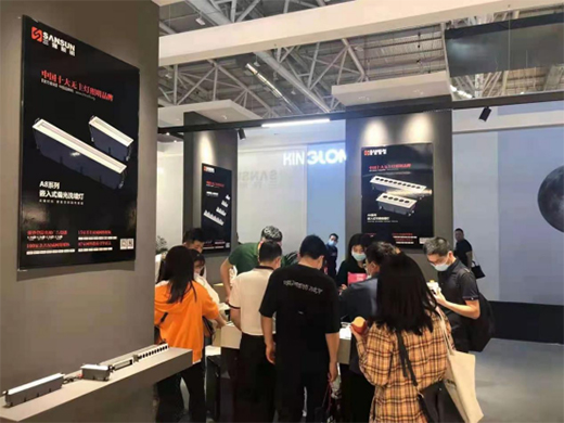 ���ڕr(sh��)�мҾ��O(sh��)Ӌ(j��)��ʢ���_Ļ ����(qi��ng)������Ů���