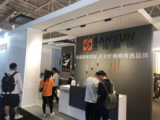 ���ڕr(sh��)�мҾ��O(sh��)Ӌ(j��)��ʢ���_Ļ ����(qi��ng)������Ů���