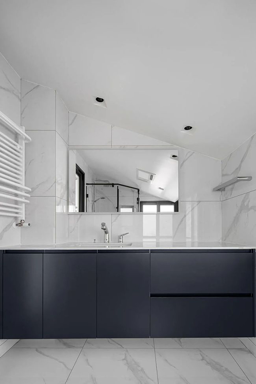 黑白灰+木飾面打造三代同堂的溫馨居所，高級(jí)卻不高冷!