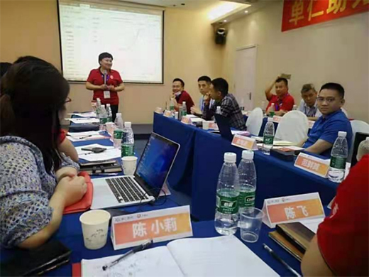 ͬ������(m��ng)���A�ھ޹⣬ף�Rţ�̅R��Ƥ����Ӗ(x��n)��(hu��)�hʢ���e��