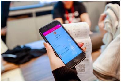 數(shù)字經(jīng)濟(jì)大勢(shì)下機(jī)遇困難并存，移卡幫助商戶(hù)向上再升一級(jí)