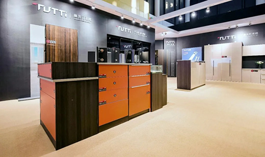 �D����𣺳ɶ����ƼҾ�չ�]Ļ������or�z��?