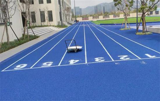 夏季高溫時(shí)間段使用塑膠跑道場(chǎng)地對(duì)人體有害嗎