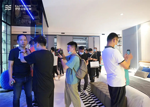 �Wҫ���������ȫ�ݶ�������չ�F(xi��n)����ɫ���L(f��ng)��