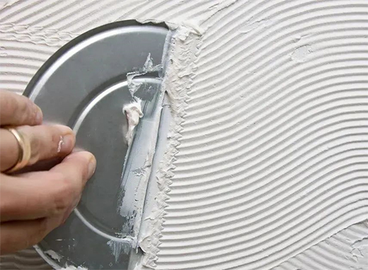 瓷磚背面的瓷磚膠刷得很均勻，為什么瓷磚還會脫落?