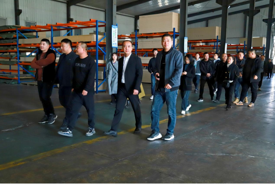 ���I(l��ng)�ҾӰ���Ј���һ���佡���Ҿ��У��׳�վ���A�M��Ļ