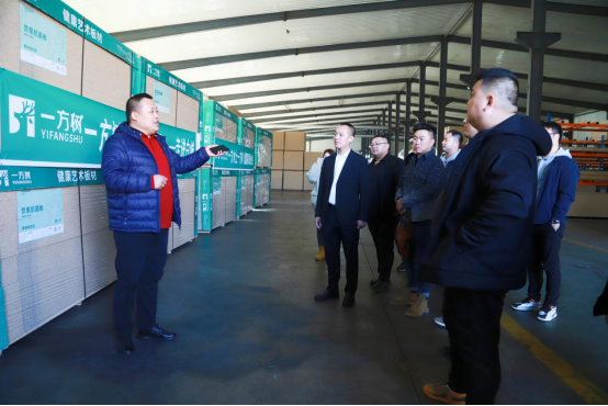 ���I(l��ng)�ҾӰ���Ј���һ���佡���Ҿ��У��׳�վ���A�M��Ļ