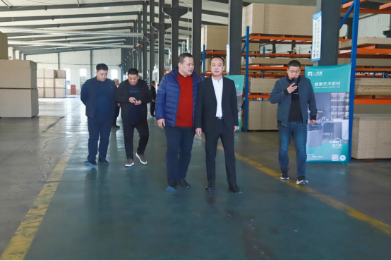 ���I(l��ng)�ҾӰ���Ј���һ���佡���Ҿ��У��׳�վ���A�M��Ļ