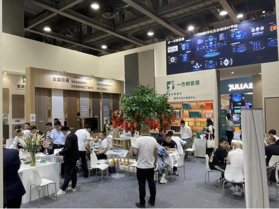 ��Ȼ֮�����Ҿ�֮�ס���һ����(sh��)�ҾӔy�Z¹�@�G�V�ݼҾ�չ!