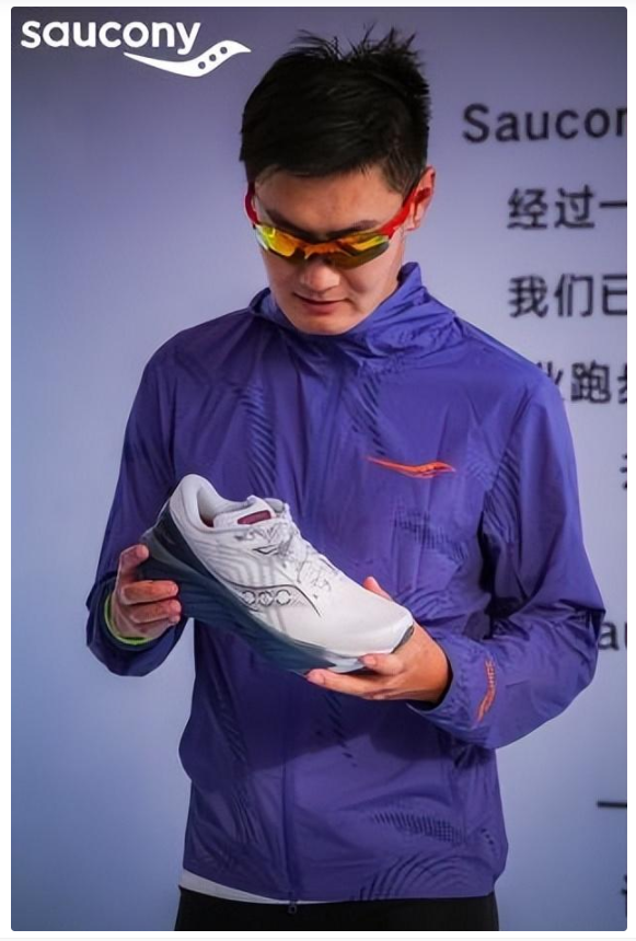 穿索康尼的彭于晏閃現(xiàn)上海機場